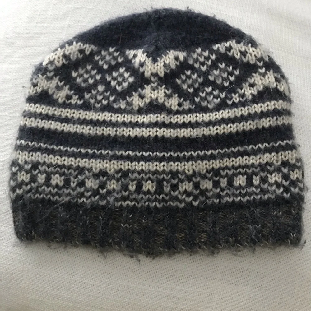 Oshkosh boy hat 2T-4T gray and white knit hat